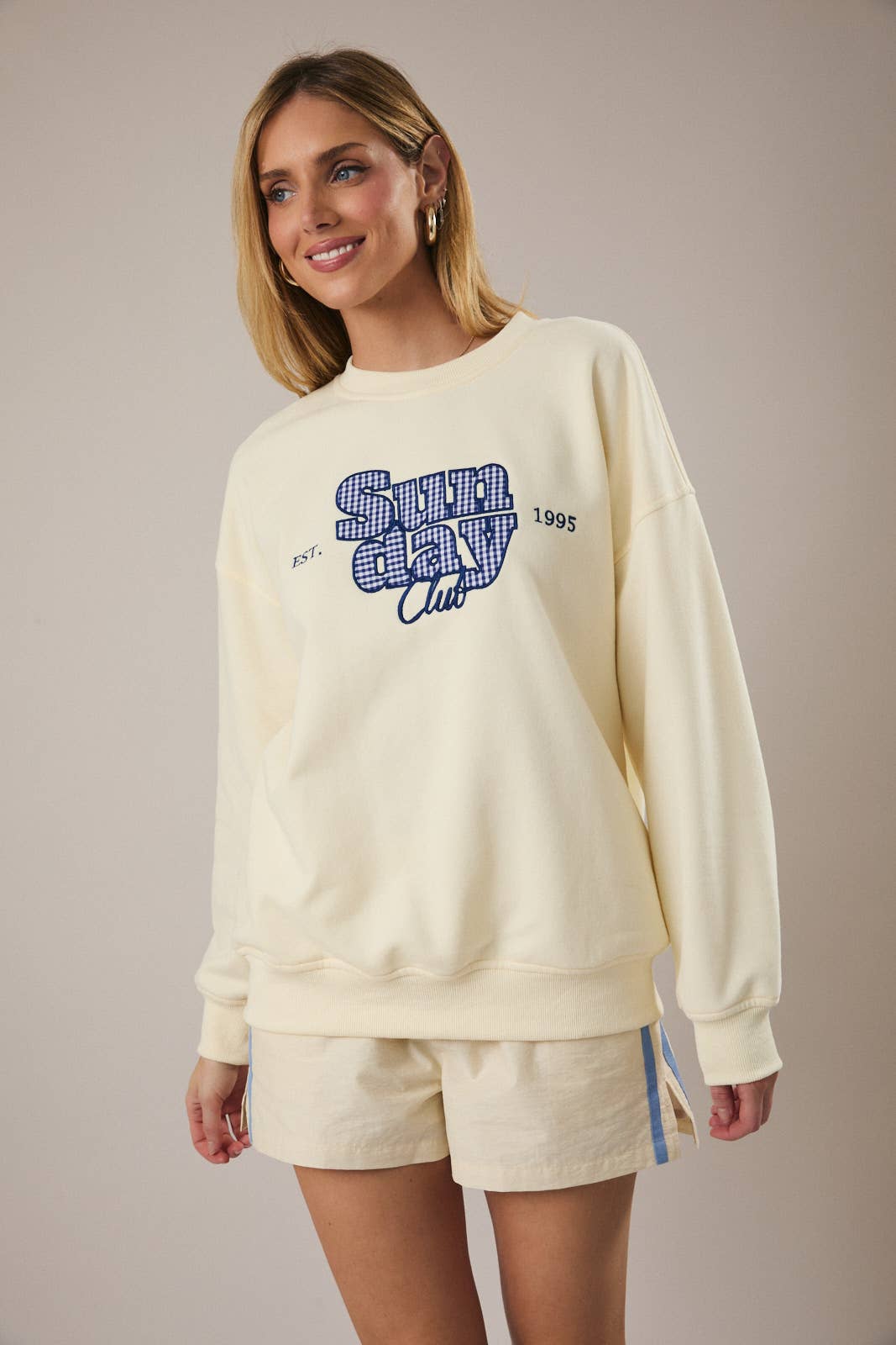 "SUNDAY CLUB" GRAPHIC SWEATSHIRT