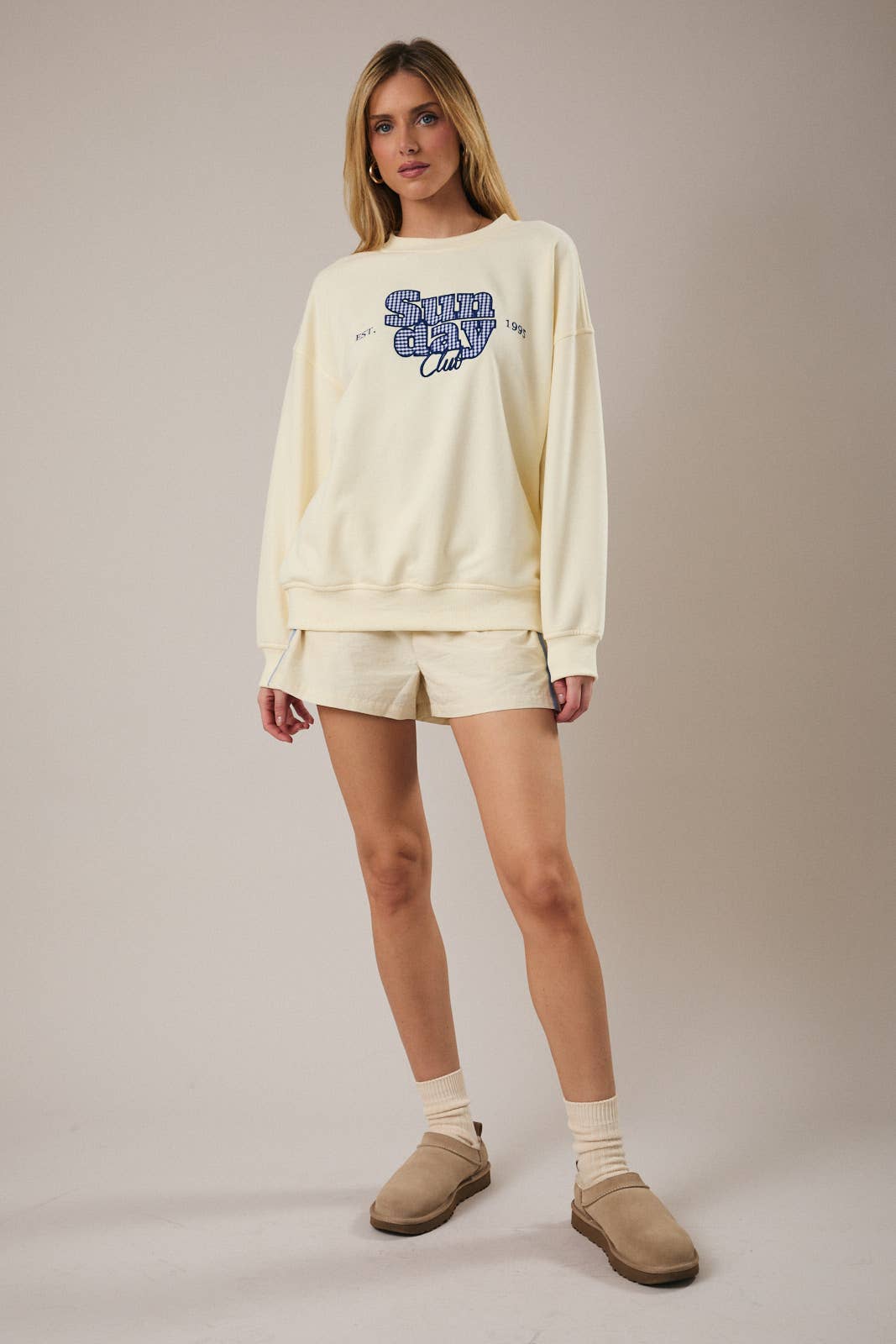 "SUNDAY CLUB" GRAPHIC SWEATSHIRT