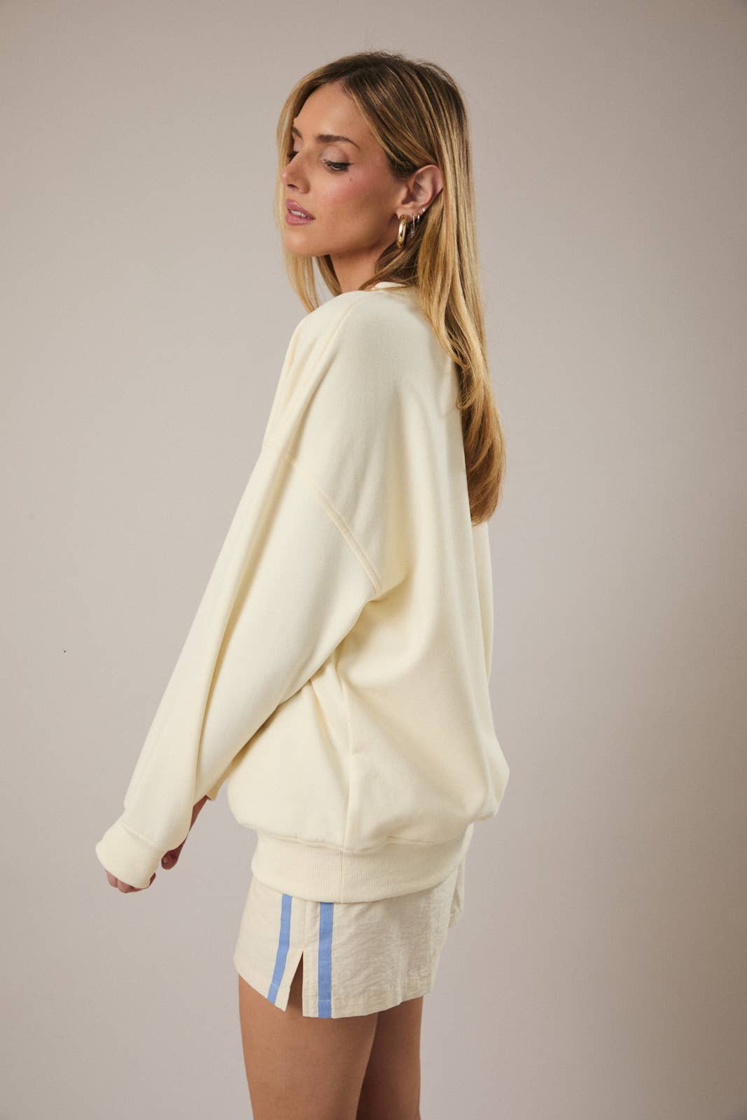 "SUNDAY CLUB" GRAPHIC SWEATSHIRT